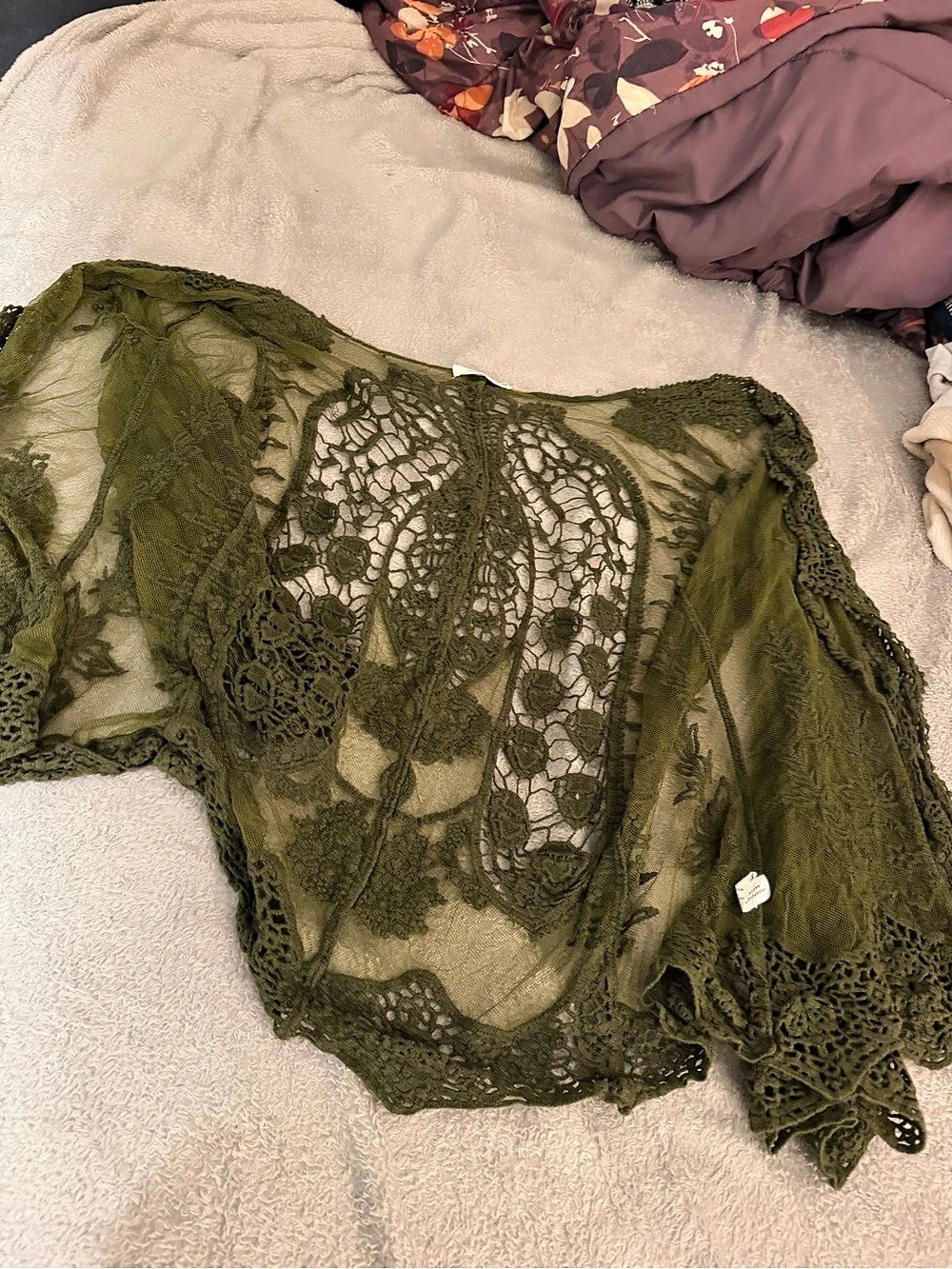 BSUBSEACH Lace Floral Wrap Scarf in Green Like New